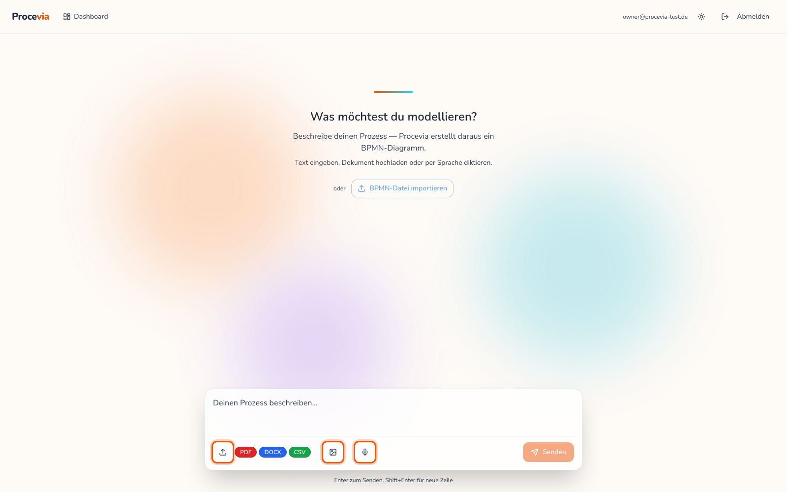 Der Eingabe-Screen mit dem Textfeld und den hervorgehobenen Schaltflächen für Dokument-Upload, Bild-Upload und Spracheingabe